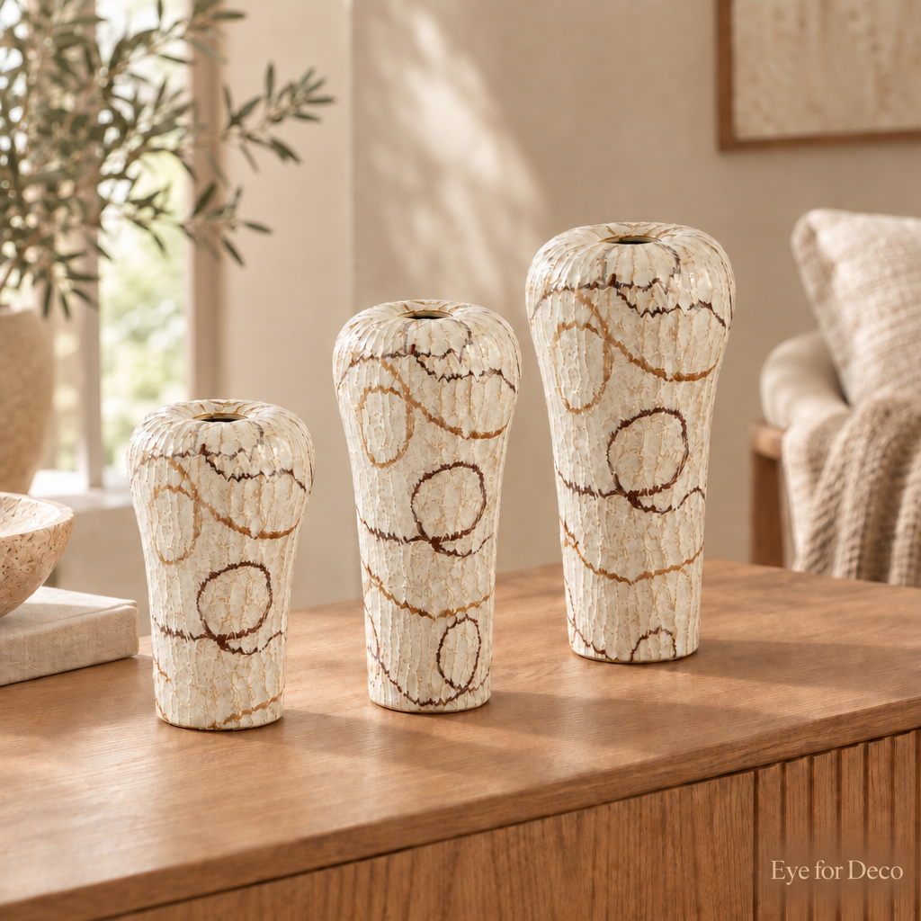 Joinville-vazen met Eye for Deco in beige letters