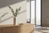 Vaas op sideboard met eucalyptus