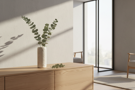 Vaas op sideboard met eucalyptus